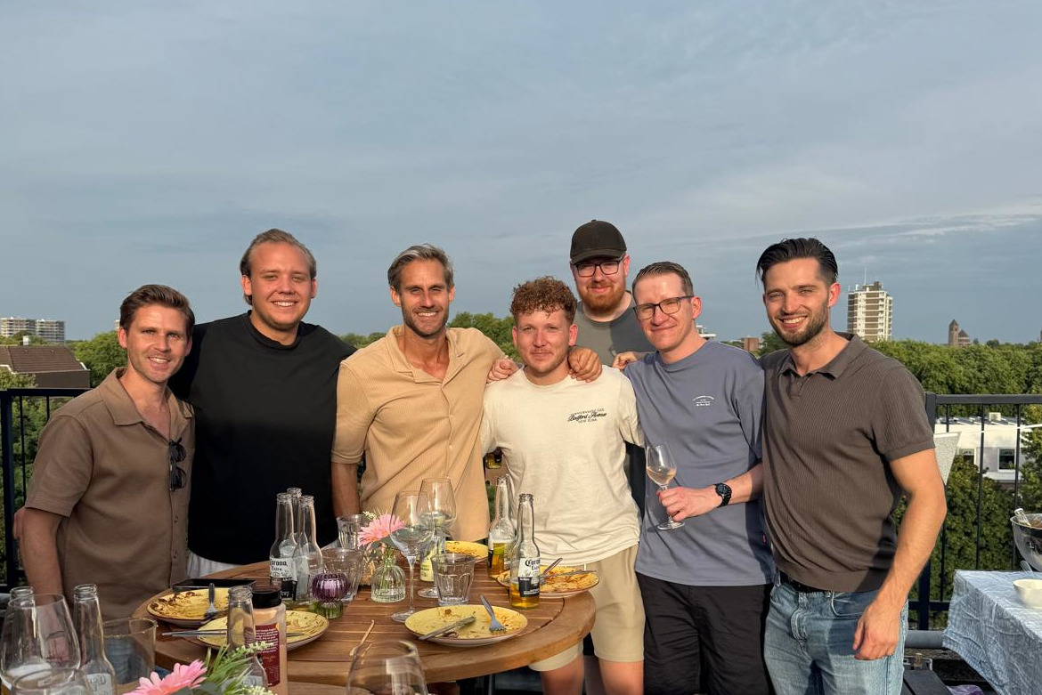 Groepsfoto op het dakterras tijdens de BBQ.